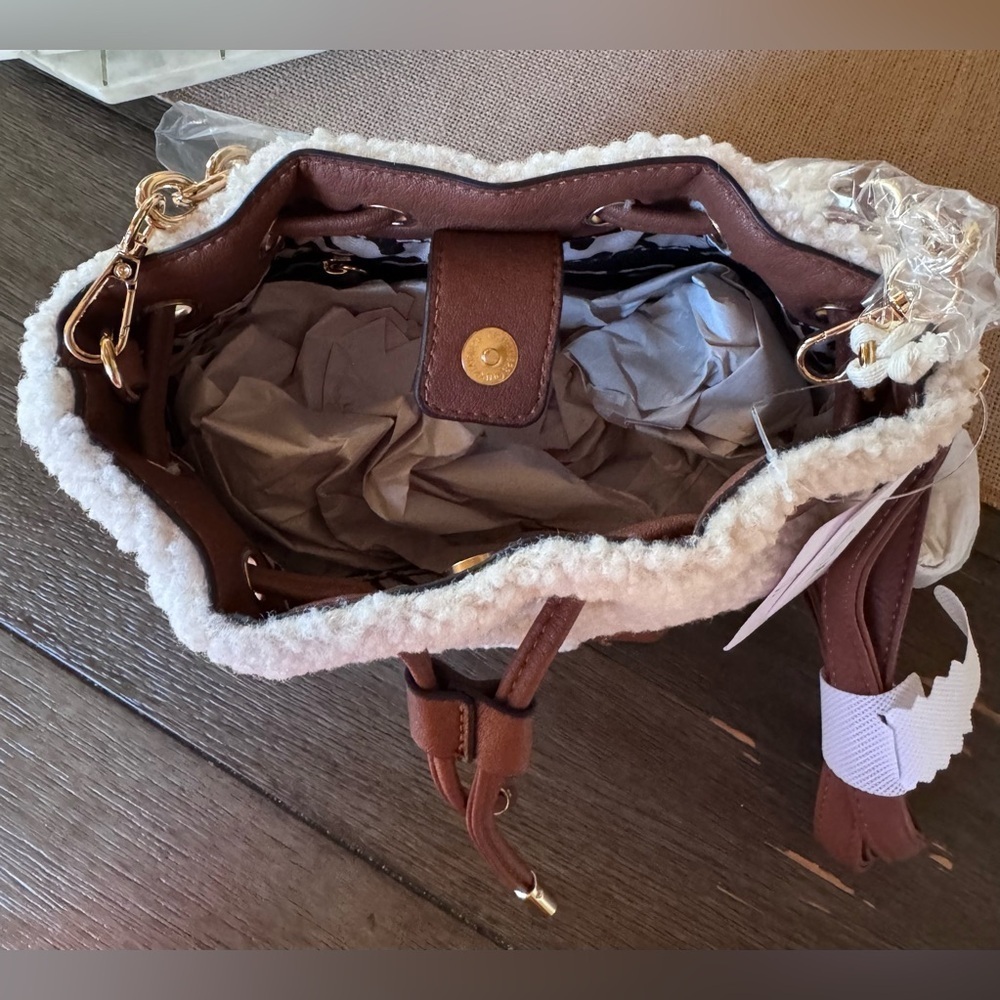 JS Jessica Simpson Raelyn Bucket Bag - Picture 9 of 10